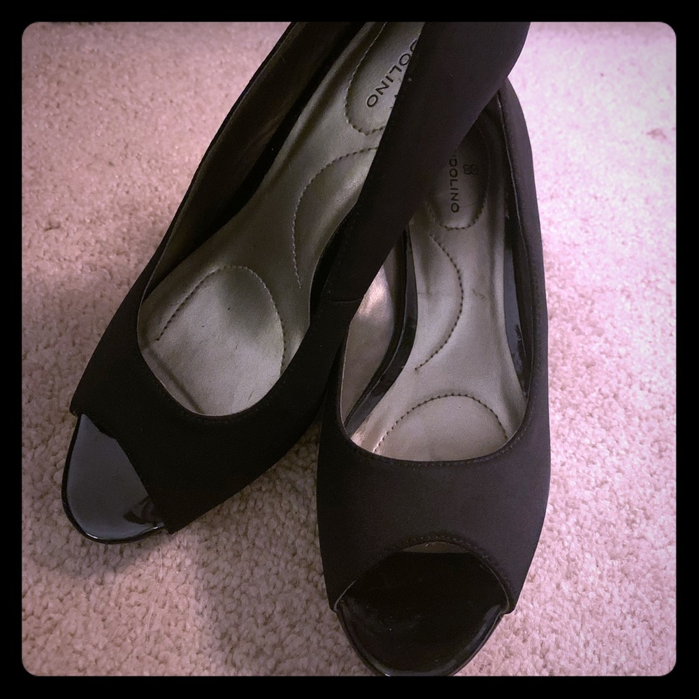 Bandolino Black open toe heels shiny toe soles